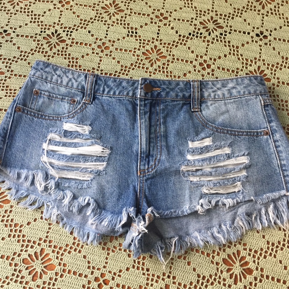 Distressed denim shorts 💙